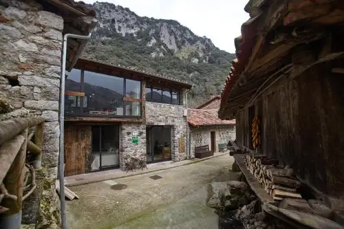 Pueblo de Proaza, descanso ideal en la Senda del Oso Asturias