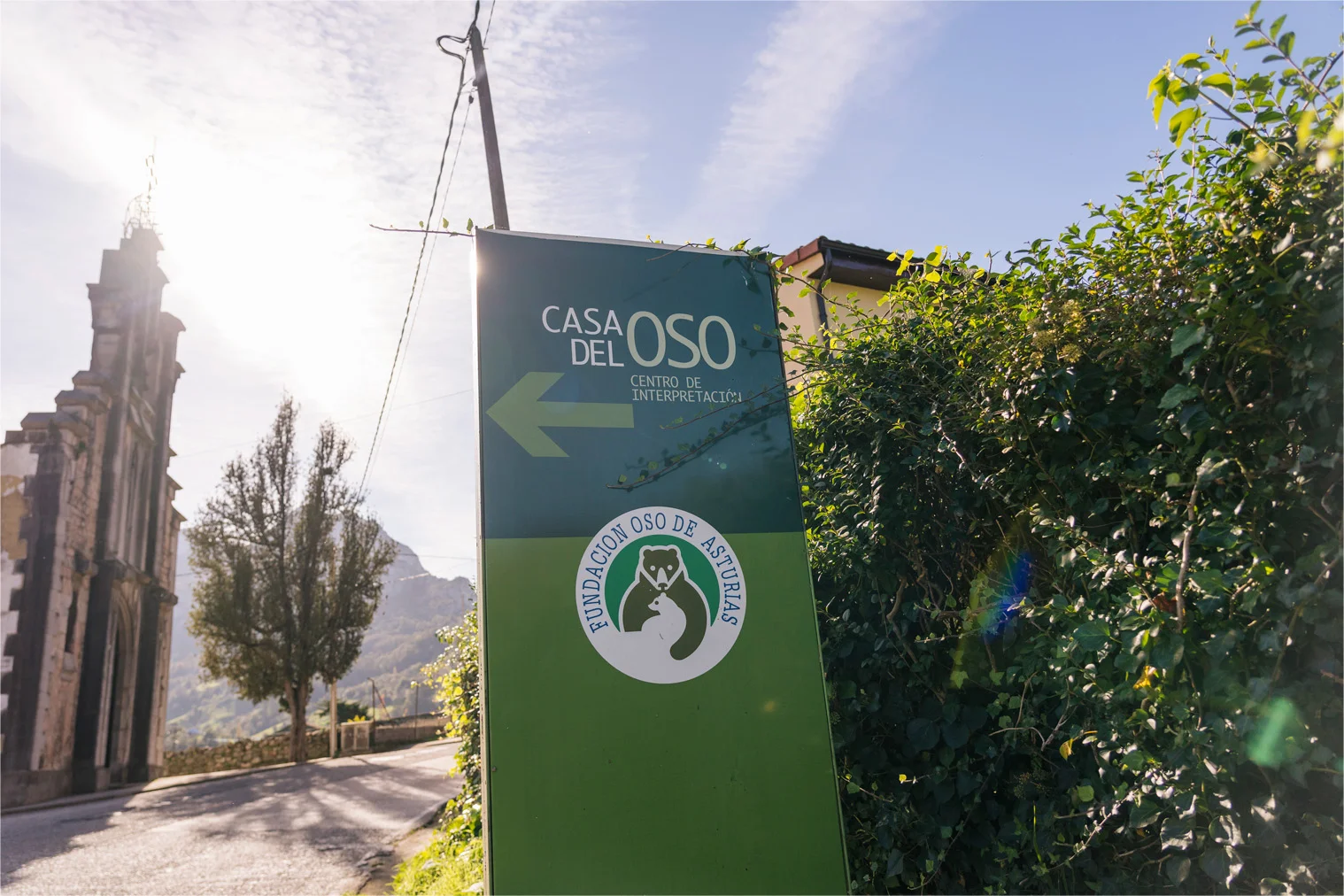 Casa del Oso en Proaza, centro de interpretación del oso pardo cantábrico junto a la Senda del Oso.