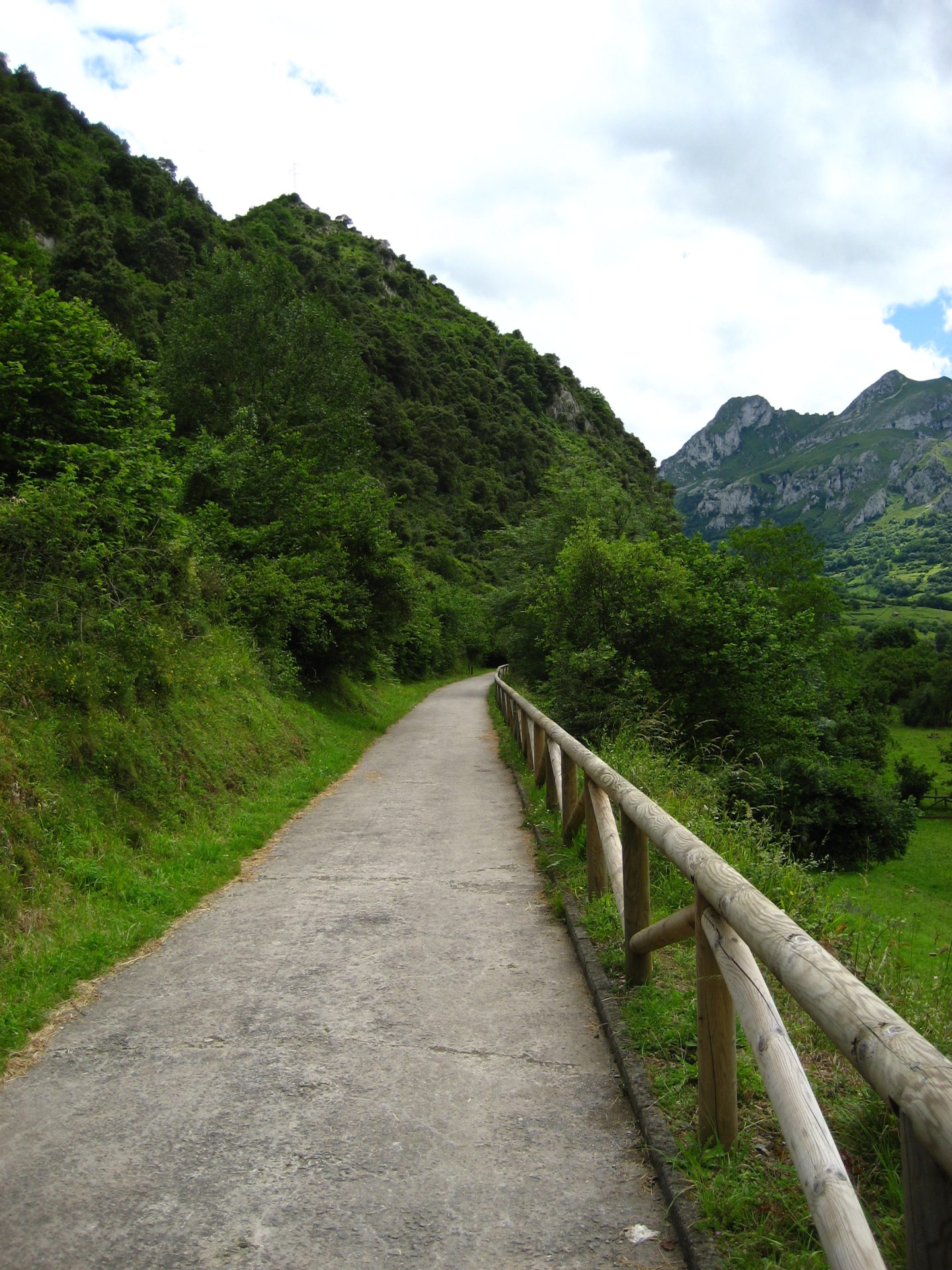 Entrada a la Senda del Oso entre montañas asturianas